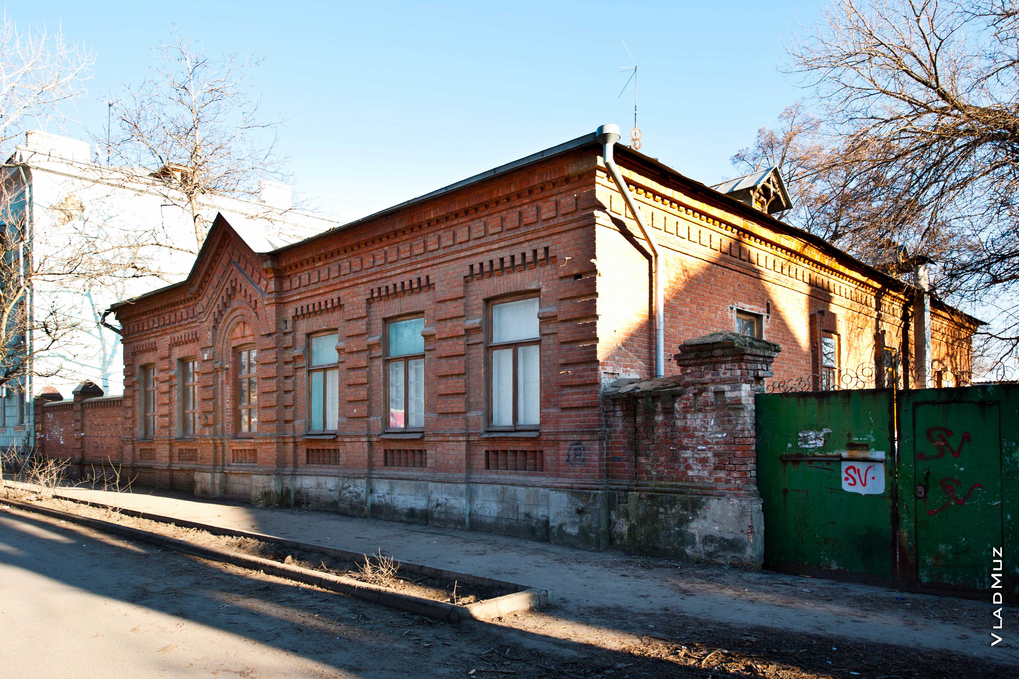 Фото старинного дома из красного кирпича в другом ракурсе