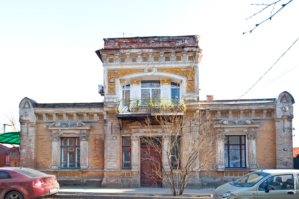 Фото красивого, старинного дома с балконом в Новочеркасске на улице Просвещения