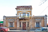 Красивый, старинный дом с балконом