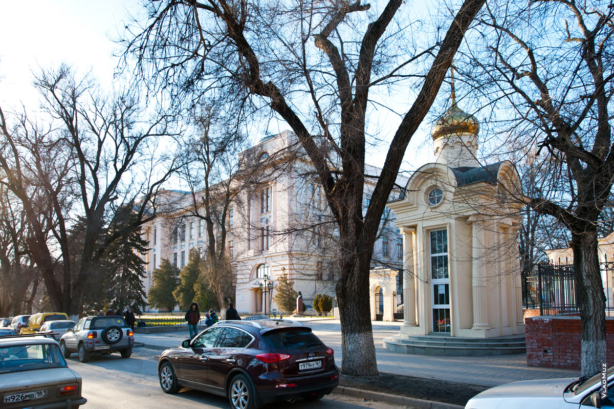 Фото часовни св. Татьяны в Новочеркасске, вдали — главный корпус ЮРГТУ (НПИ)