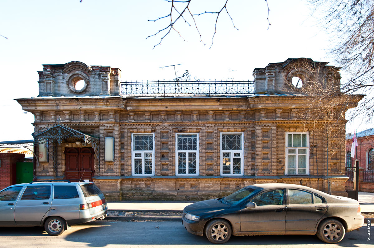 Фото старинного дома из белого кирпича на улице Просвещения в Новочеркасске