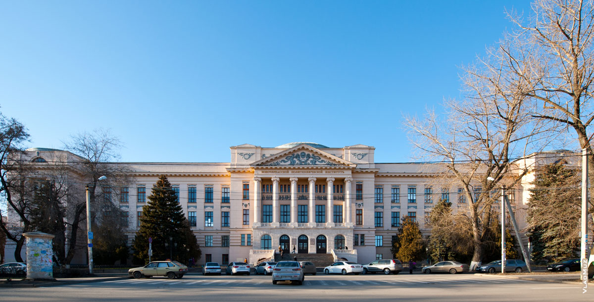 Фотография фасада здания главного корпуса ЮРГТУ (НПИ) в Новочеркасске на улице Просвещения