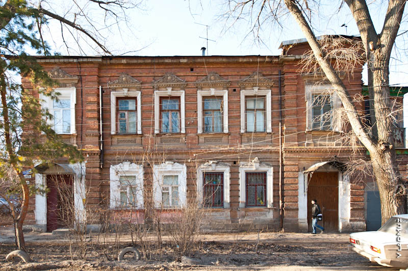 Фото старого дома в Новочеркасске с красивыми окнами
