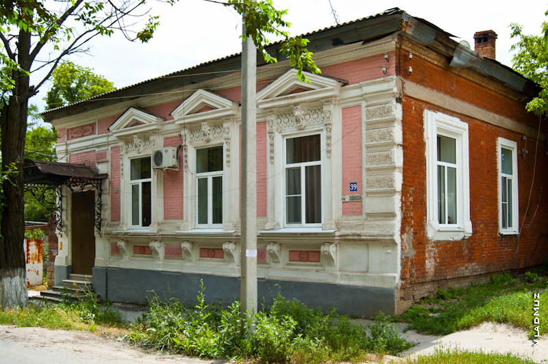 Фото старинного 1-этажного дома на улице Пушкинской в Новочеркасске
