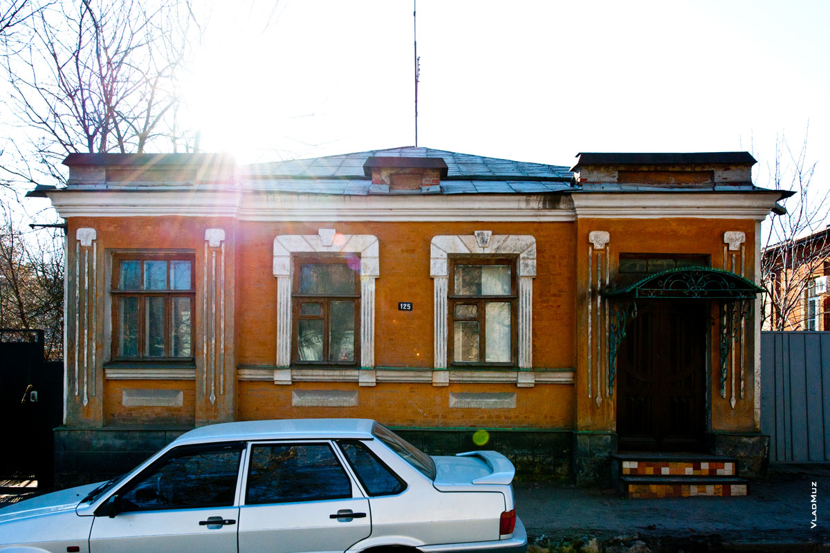 Фотография старинного дома в Новочеркасске: вероятно, что отделка дома показывала статус хозяина или его чин
