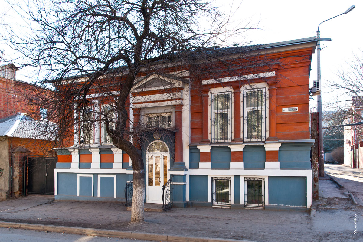 Фото старинного дома в Новочеркасске с подвальным этажом