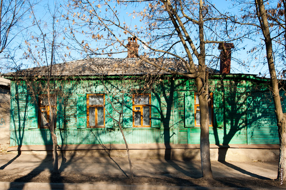 Фото старого деревянного дома в Новочеркасске на улице Пушкинской