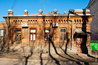 Старинные двери, кованый козырек, декоративная кирпичная отделка — вот основные приметы архитектуры старинных частных домов Новочеркасска