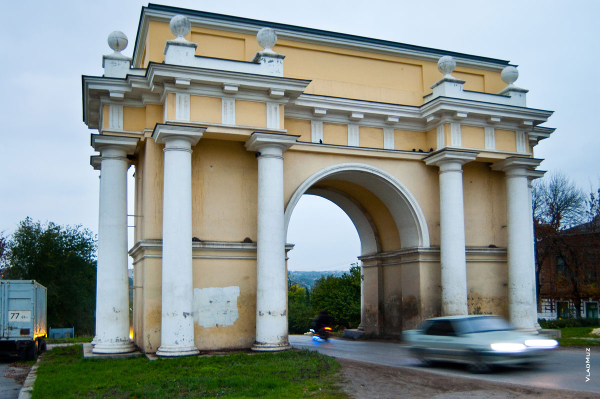 Фото Триумфальной арки в Новочеркасске на Платовском проспекте в районе Азовского рынка, 2011 год