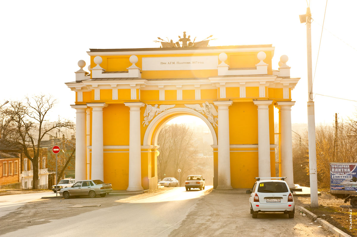 Фото Триумфальной арки в Новочеркасске на Платовском проспекте на выезде из города, 2015 год