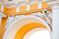 Фото восстановленной скульптурной композиции в виде двух окрыленных фигур с венками, славящих проходящих, на Триумфальной арке в Новочеркасске на Платовском проспекте