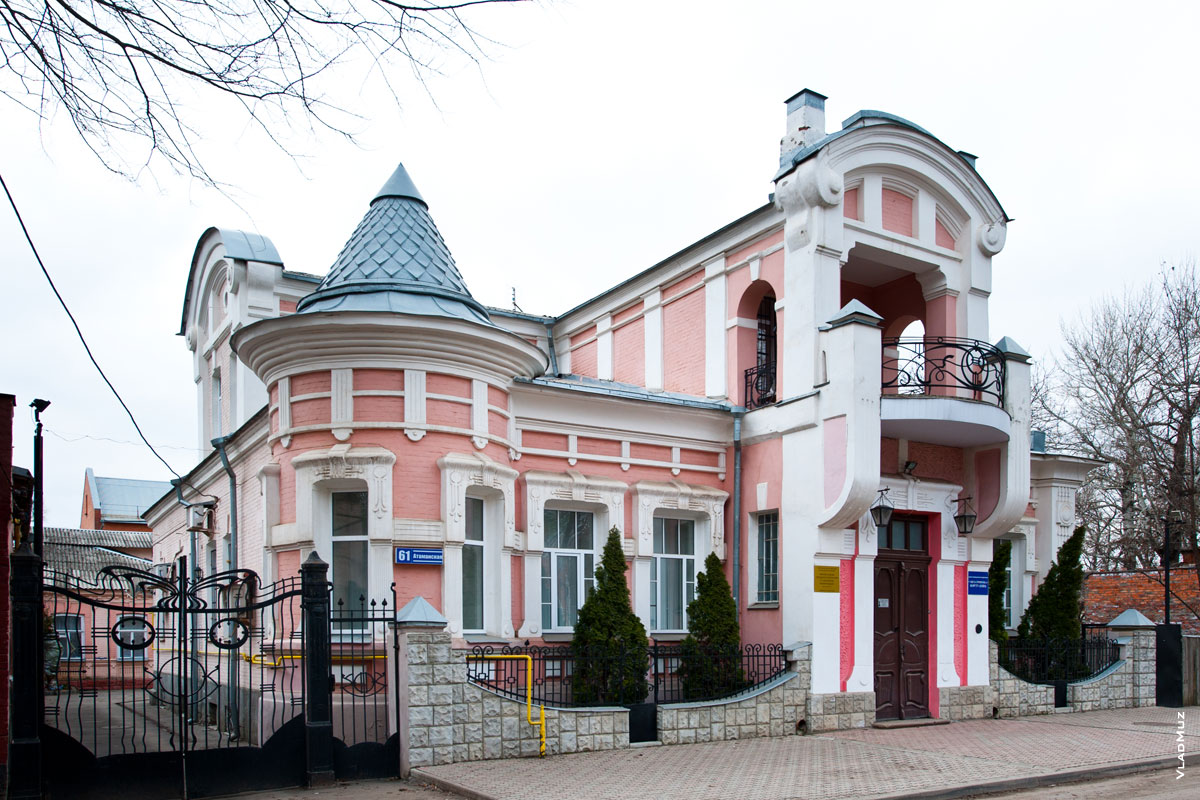 Фото старинного дома на улице Атаманской в Новочеркасске с другой стороны