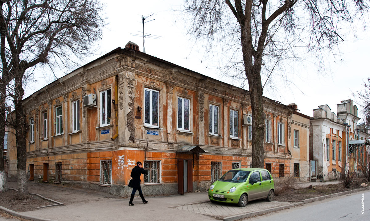 Фото 2-х этажного дома на улице Атаманской в Новочеркасске со старинной отделкой