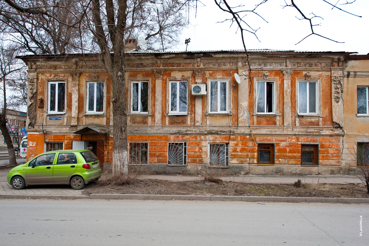 Фронтальный вид на старинный дом в Новочеркасске по улице Атаманской