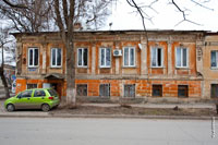 Фронтальный вид на старинный дом