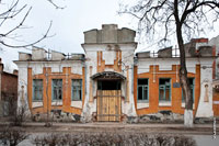 В этом старинном доме без нормальных дверей раньше располагалось неврологическое отделение больницы скорой медпомощи г. Новочеркасска (судя по вывеске на доме)