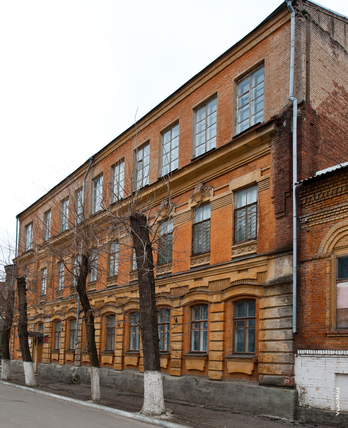 Фото старинного 3-х этажного здания в Новочеркасске на Атаманской улице