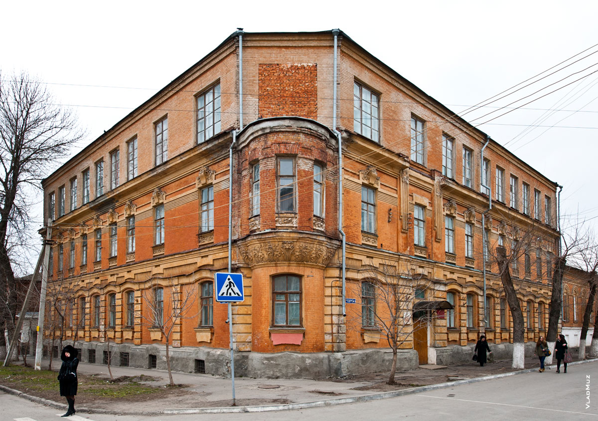 Старинное здание 5-й школы на улице Атаманской в Новочеркасске раньше имело 2 нормальных этажа