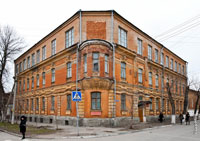 Это старинное здание 5-й школы на улице Атаманской в Новочеркасске раньше имело 2 нормальных этажа (раньше — частное реальное училище Кузнецова)
