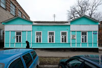 Этот простой деревянный дом на Атаманской улице очень знаменит. В нем останавливались Пушкин, Лермонтов, Грибоедов, генерал Ермолов и ссыльные декабристы: В. А. Мусин-Пушкин, М.И. Пущин, П.А. Бестужев, Н.И. Лозер, А.Е. Розен