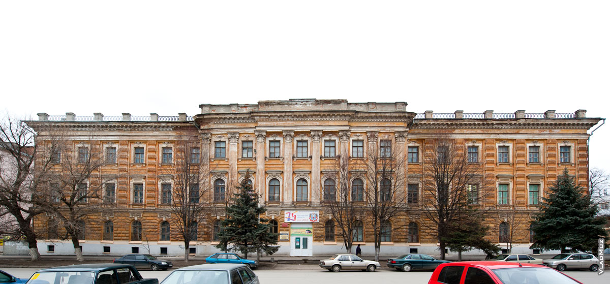 Фото старинного 3-х этажного здания Аграрного техникума на улице Атаманской в Новочеркасске