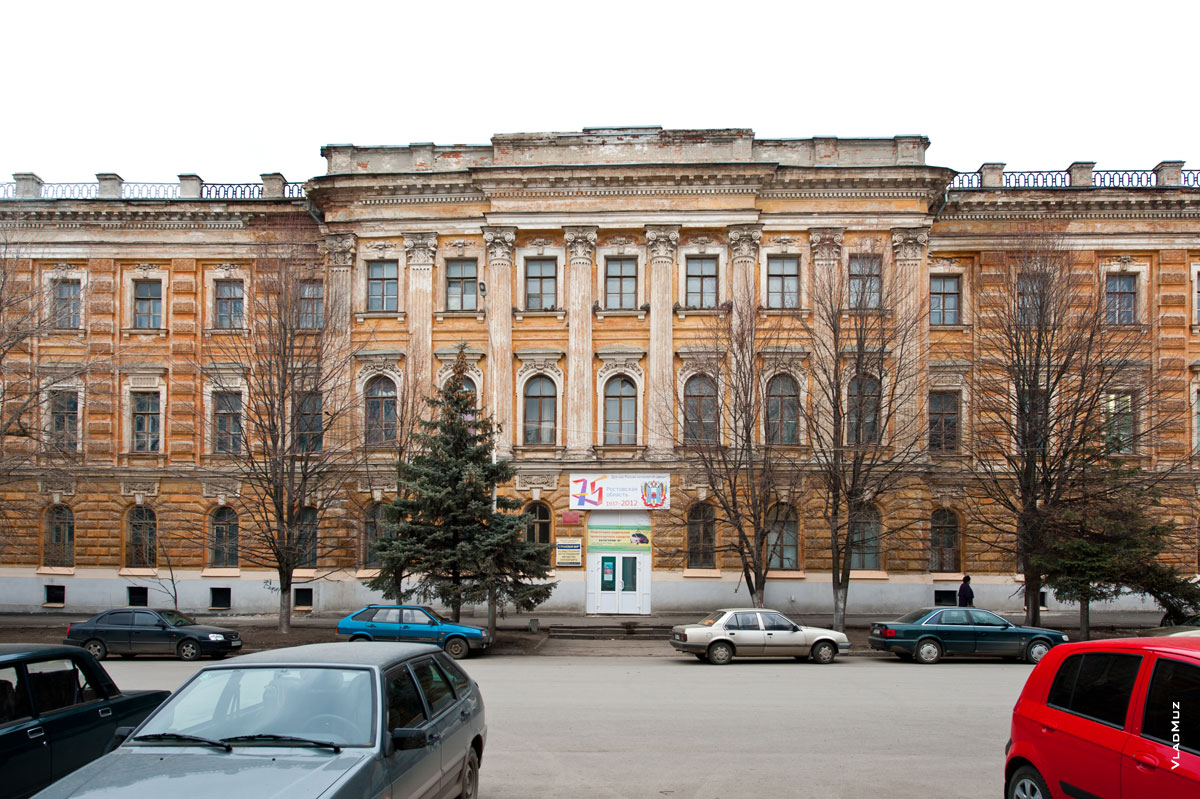 Фото 3-х этажного здания Аграрного техникума в Новочеркасске, крупный план