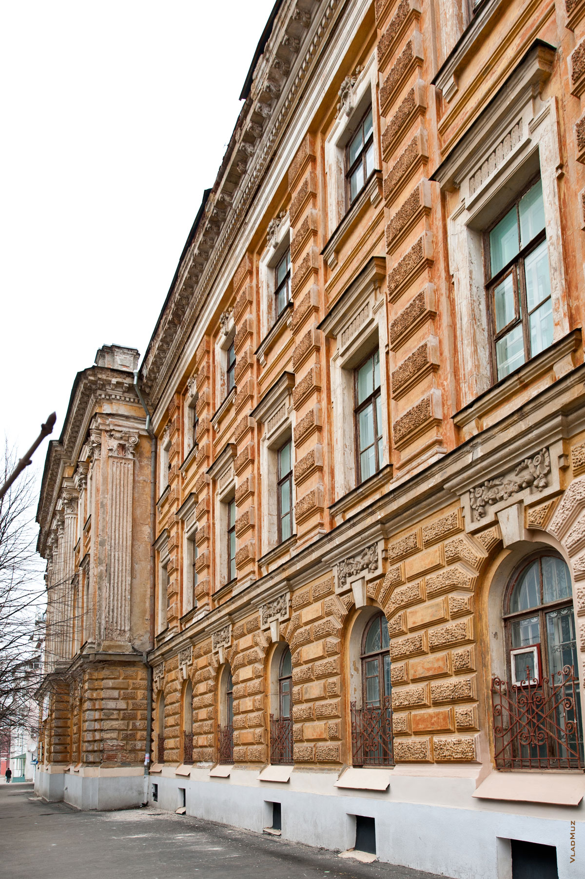 Фото архитектурных деталей здания бывшей Донской Мариинской женской гимназии