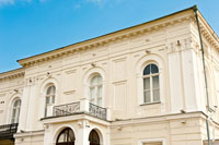 Балкон с решетками на 2-м этаже, сводчатые окна, пилястры, львиные барельефы, украшения на карнизе Атаманского дворца