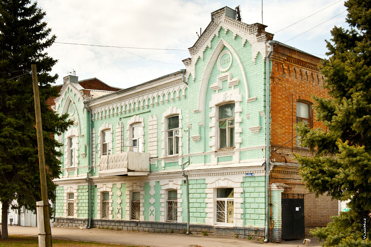 Фото старинного дома на ул. Дворцовой в Новочеркасске: слева на фасаде вверху стоят цифры 1892, а справа — 1893