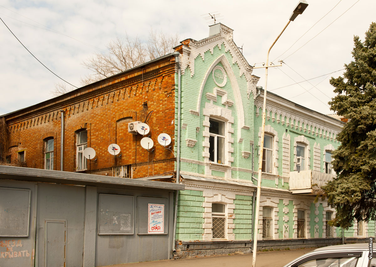 Фото старинного дома с цифрой 1892 на фронтоне на ул. Дворцовой в Новочеркасске