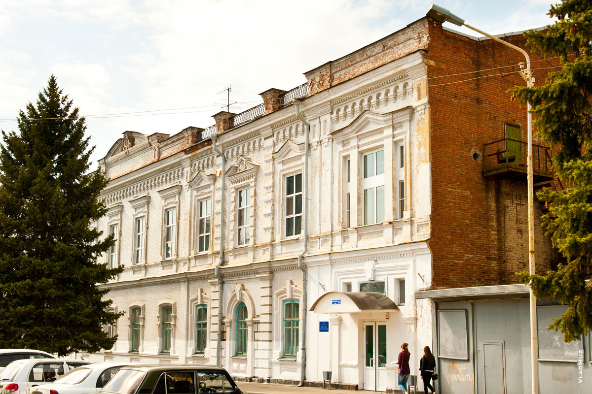 Фото 2-х этажного старинного дома на улице Дворцовой в Новочеркасске