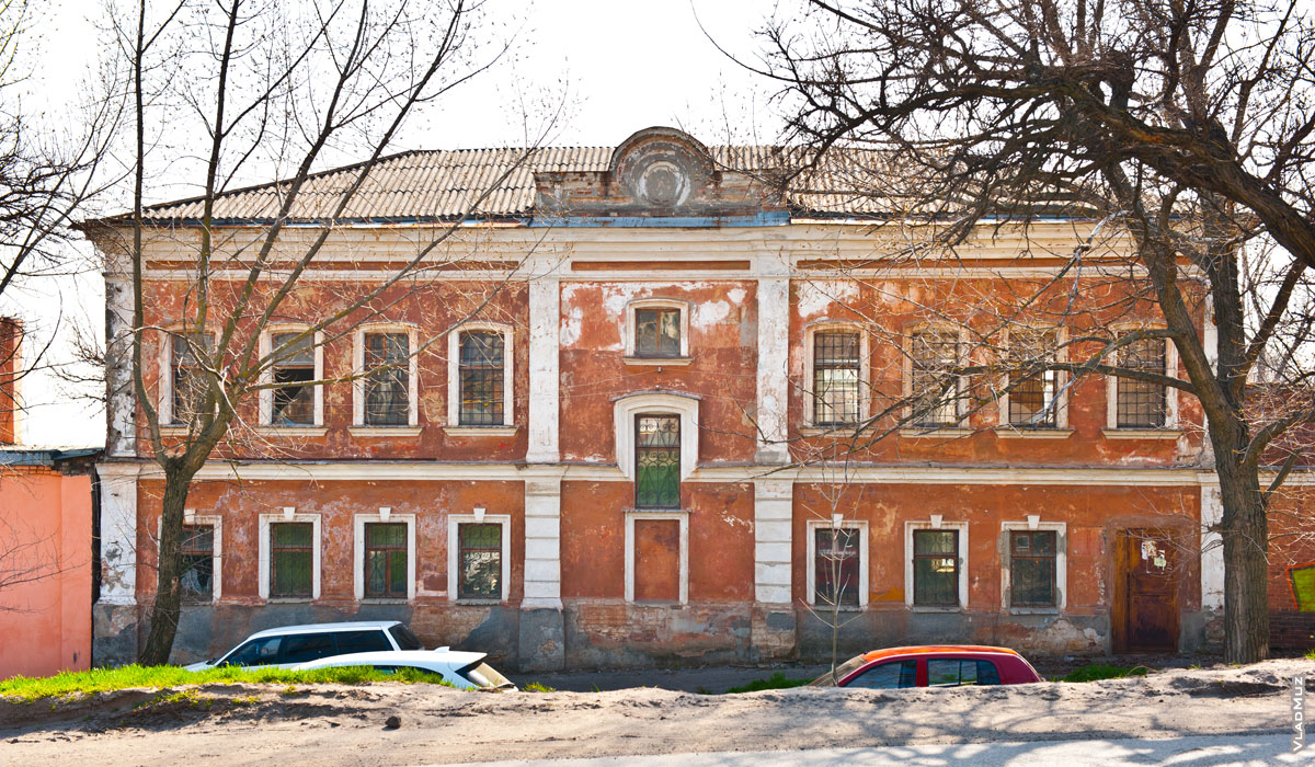 Фото старинного 2-х этажного дома на спуске Ермака в Новочеркасске