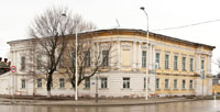 Фото старинного 2-х этажного дома с полуколоннами на проспекте Ермака