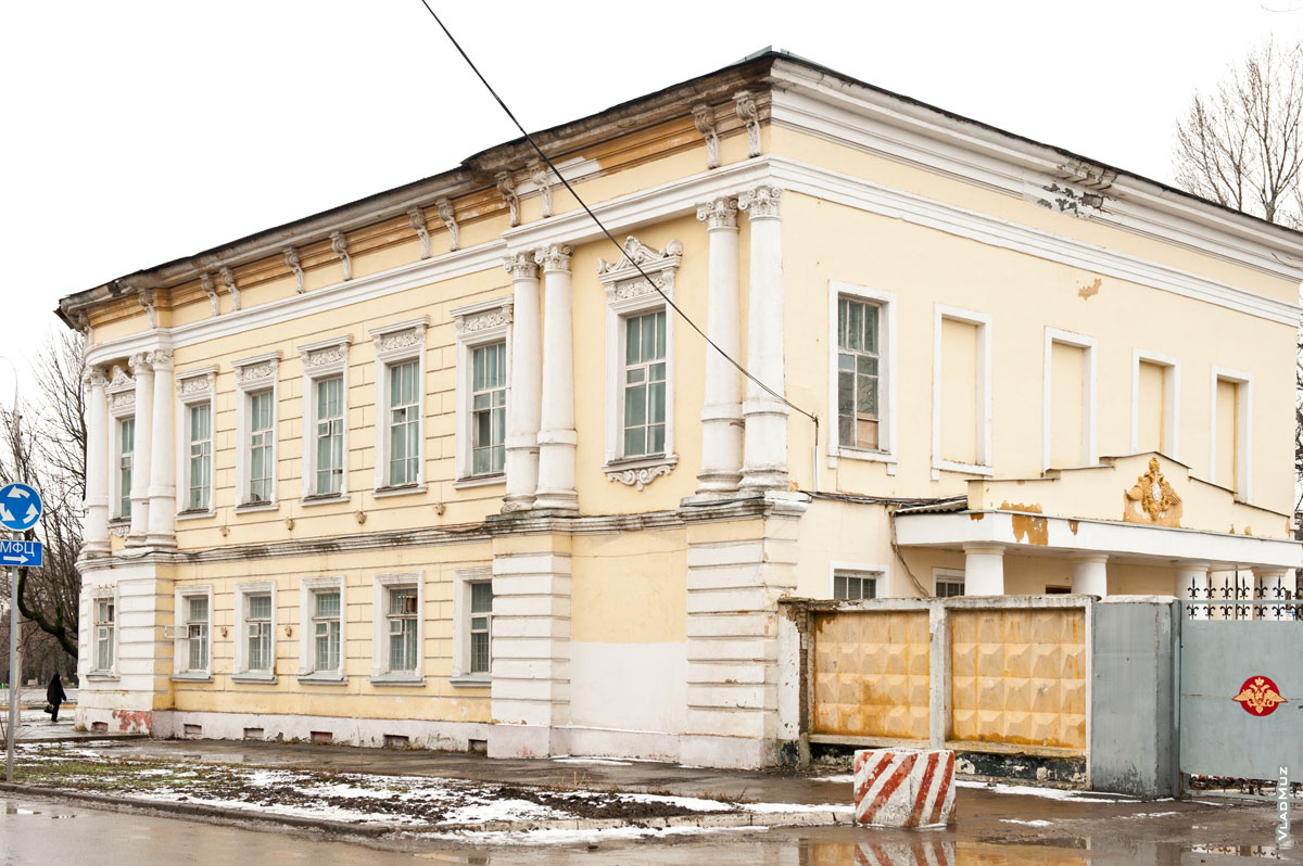 Фото фасада старинного 2-х этажного дома на проспекте Ермака в Новочеркасске