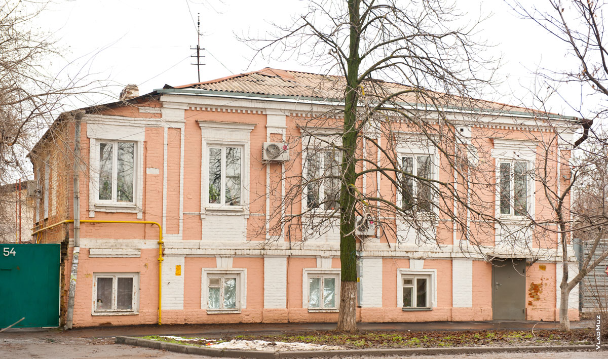 Фото старинного 2-х этажного дома на проспекте Ермака в Новочеркасске