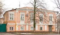 Обычный старинный 2-х этажный дом на проспекте Ермака