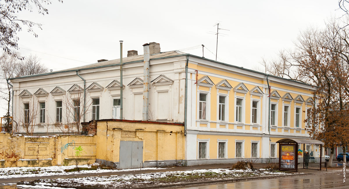 Фото старинного 2-х этажного дома на пр. Ермака в Новочеркасске с декоративными фронтонами над окнами в стиле Ренессанса
