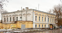 Большой старинный 2-х этажный дом на проспекте Ермака с декоративными фронтонами над окнами в стиле Ренессанса