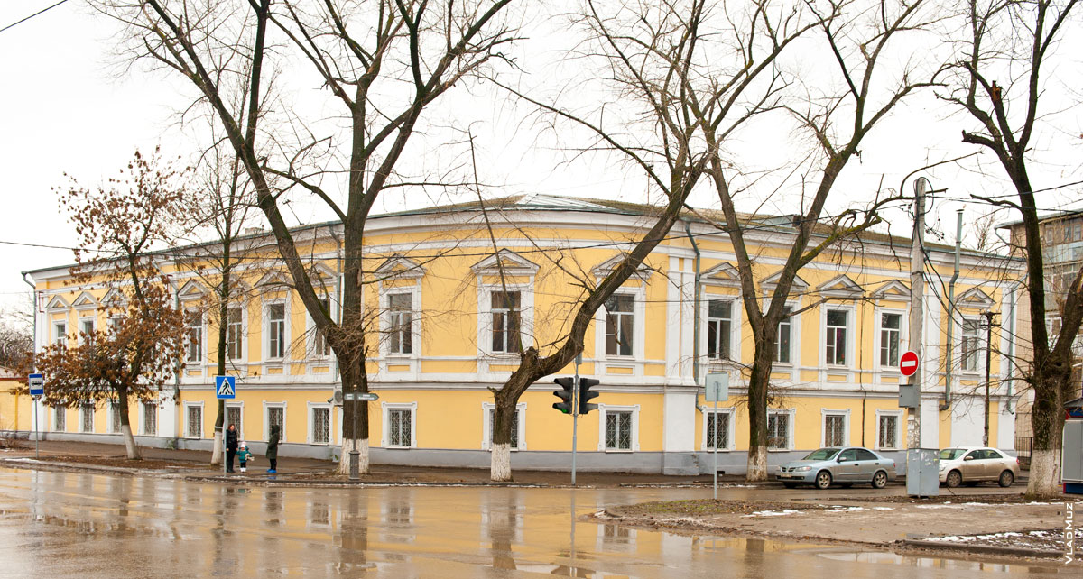 Фото старинного дома на углу 2-х улиц (Ермака и Комитетской) в Новочеркасске в форме полукруга