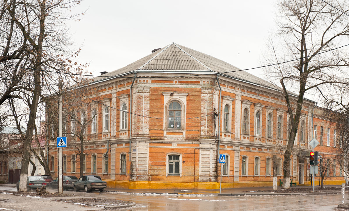 Фото треугольного 2-х этажного старинного дома на углу улиц Ермака и Комитетской в Новочеркасске