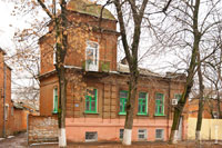 Фото старинного 1-этажного дома из красного кирпича с башней в 2 этажа