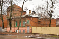 Фото старинного дома с башней из красного кирпича сбоку