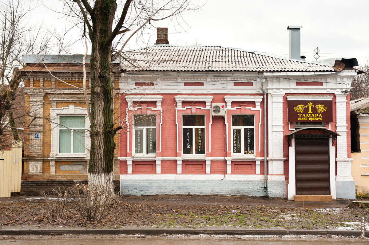 Фронтальный вид красивого 1-этажного старинного дома в Новочеркасске на проспекте Ермака