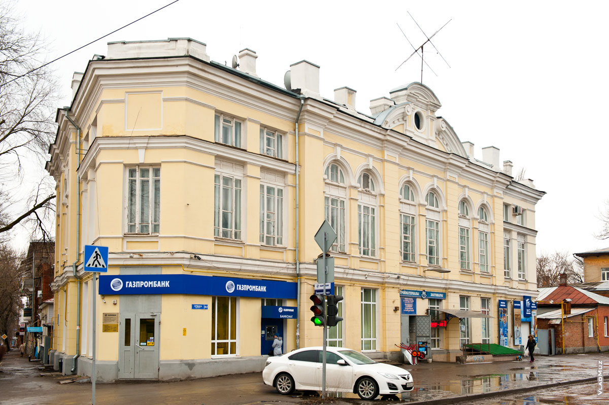 Фото углового 2-х этажного старинного дома в Новочеркасске на пересечении пр. Ермака и ул. Дубовского