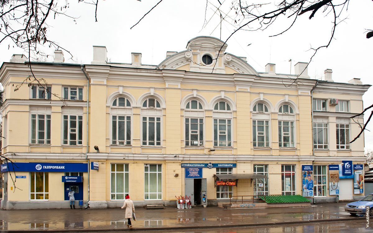 Фронтальный вид старинного 2-х этажного дома с полукруглым разорванным фронтоном сверху (на пр. Ермака в Новочеркасске)