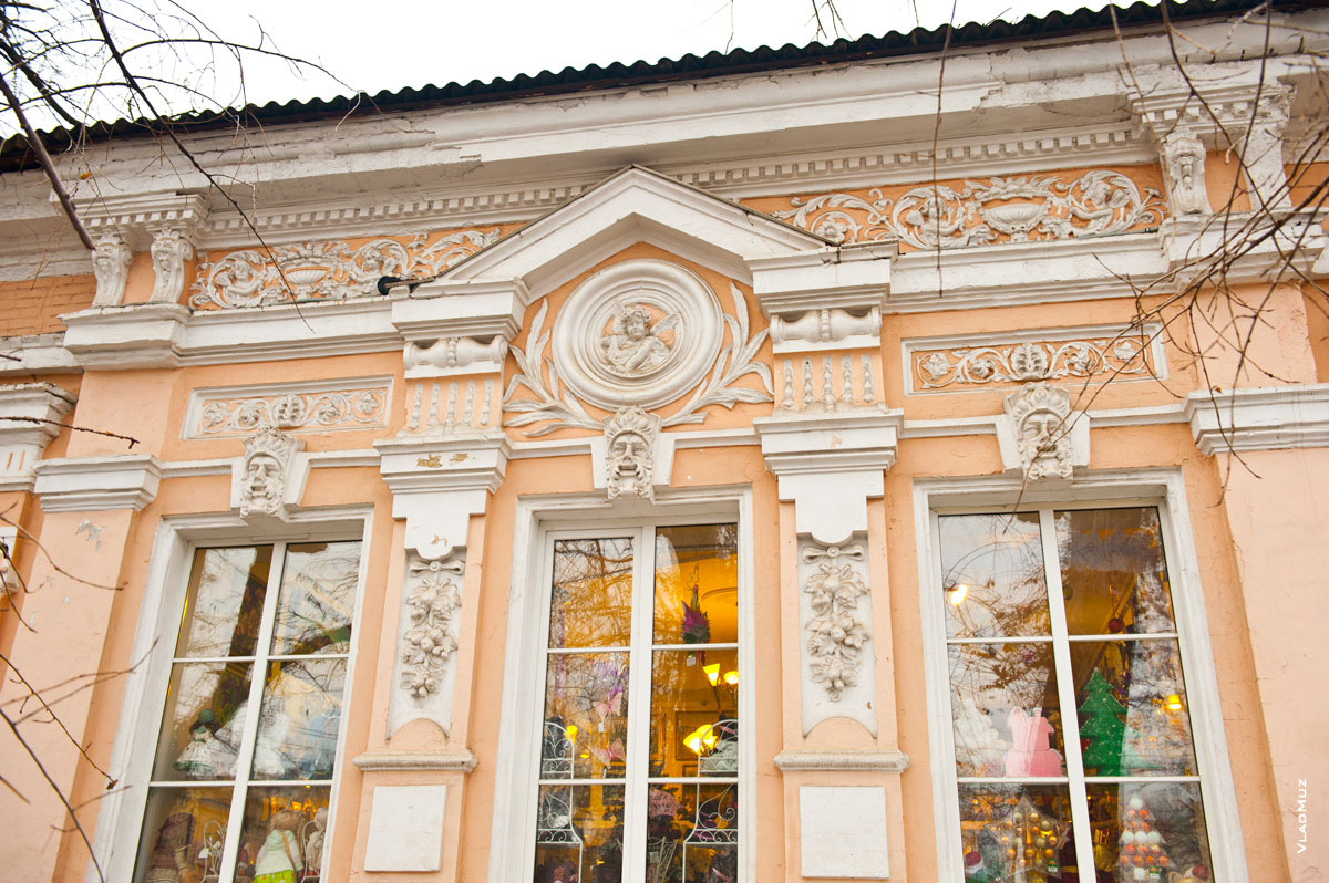 Фото барельефов, пилястр, розеток, лепнины на фасаде старинного дома (пр. Ермака 93А в Новочеркасске)