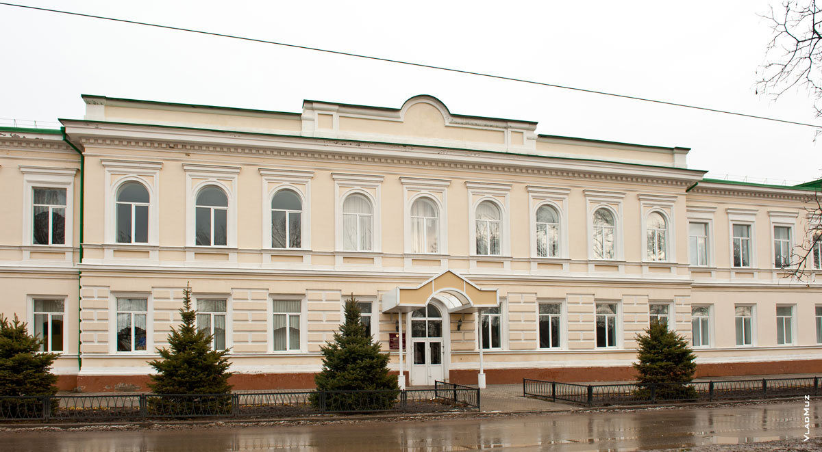 Фото старинного 2-этажного здания на пр. Ермака в Новочеркасске - школа №3 им. атамана М. И. Платова
