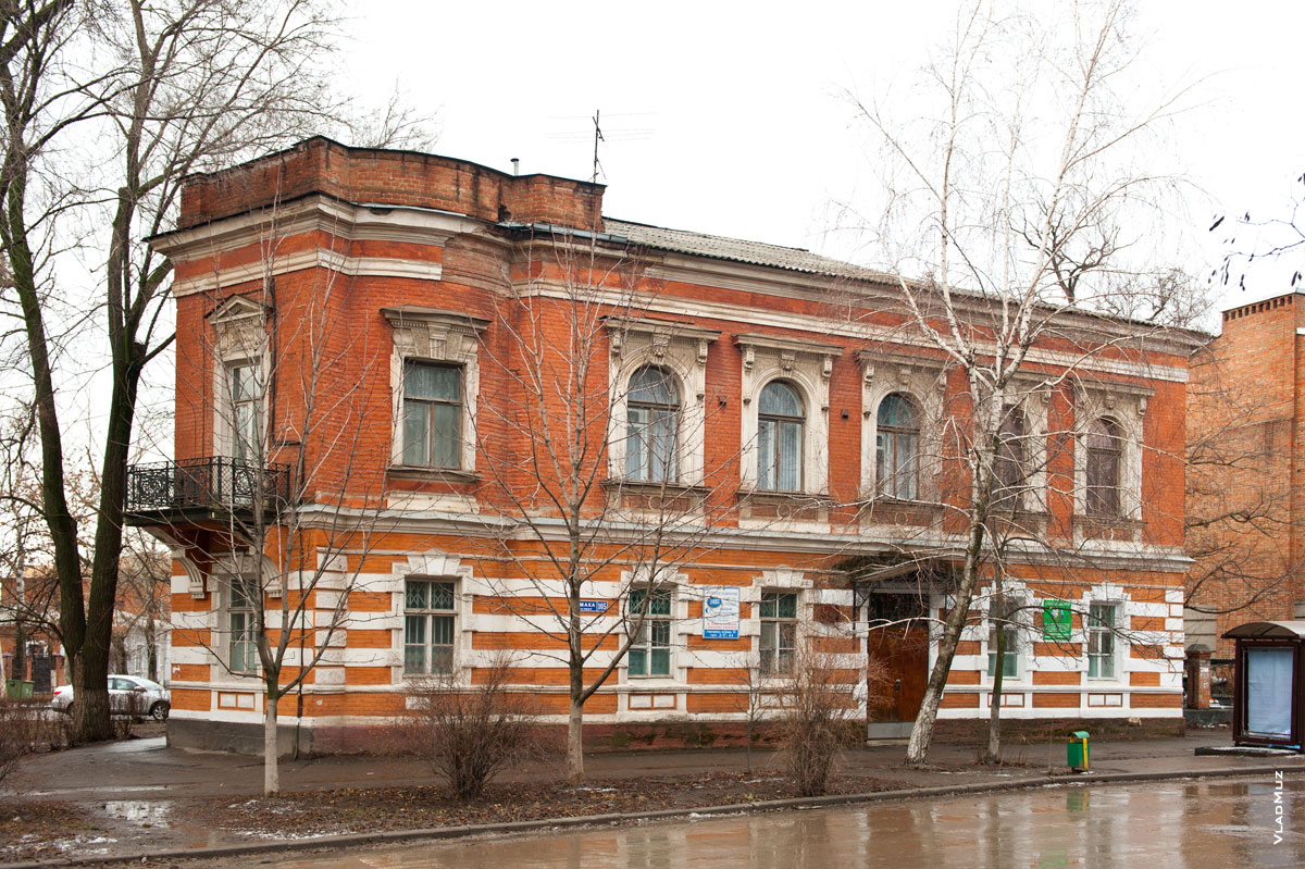 Фото 2-х этажного старинного дома с балконом на проспекте Ермака в Новочеркасске