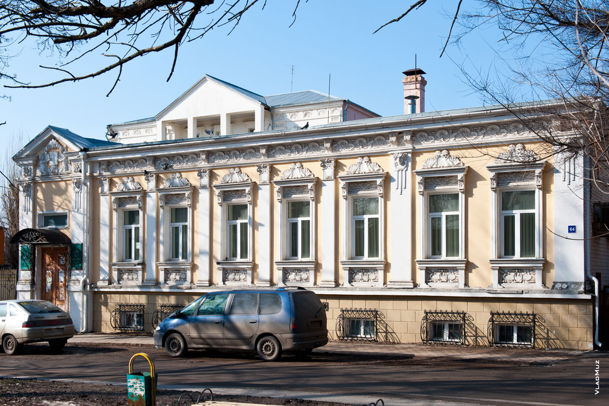 Фото старинного 1-этажного дома на улице Комитетской в Новочеркасске, украшенного лепниной и барельефами. Общий вид дома