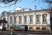 Красивый старинный 1-этажный дом на улице Комитетской изысканно украшен лепниной, барельефами и другими архитектурными деталями